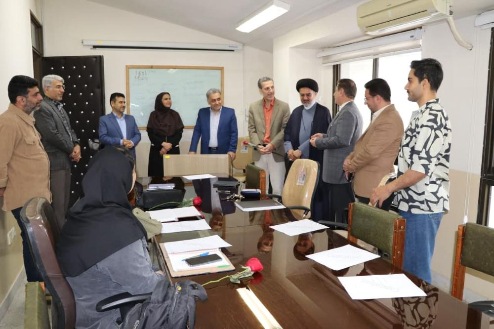 حضور هیات رییسه‌ی دانشگاه مازندران در کلاس‌های درس و اهدای شاخه‌های گل به اساتید